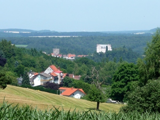 Blick vom Pilgerweg über Nonrod zum Schloss Lichtenberg